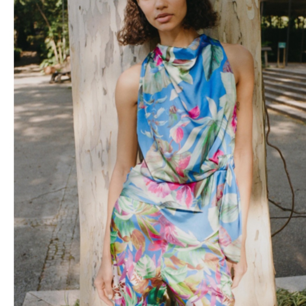 SATIN EFFECT TROPICAL PRINT TOP MULTICOLORED. Size XL